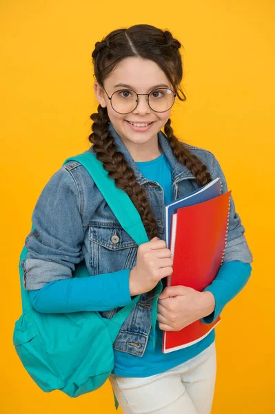 Student dziewczyna idzie zajęcia dla utalentowanych dzieci, koncepcja roku akademickiego — Zdjęcie stockowe