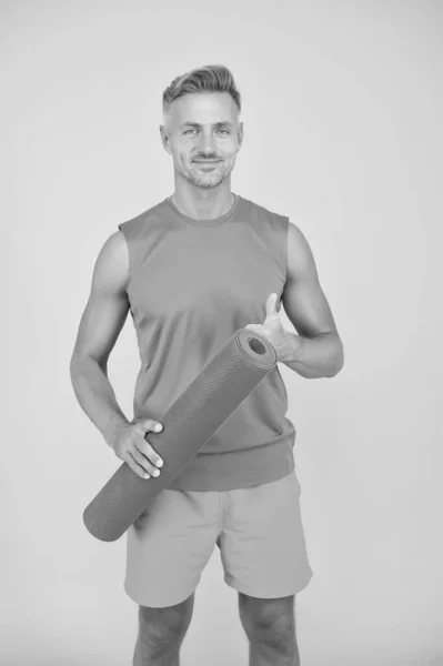 Entraînements avec modifications pour différents niveaux. Le yoga est mon passe-temps. Formation personnelle. Méditations conçues pour vous aider à trouver votre joie. Homme pratiquant le yoga à la maison. Beau sportif avec tapis de yoga — Photo