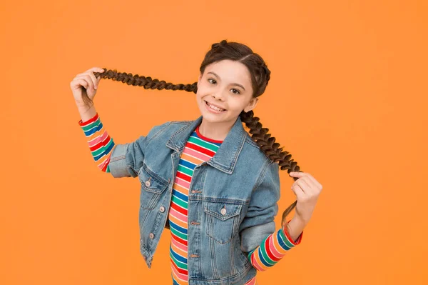 Gelukkig klein meisje met vlechten dragen denim kleding, moderne stijl concept — Stockfoto