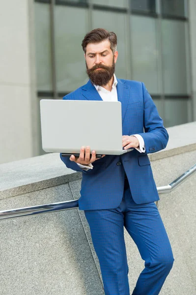 Für Ihr authentisches Selbst. agiles Geschäft. immer online sein. Selbstbewusster männlicher Geschäftsführer mit Laptop. Erfolgreicher Firmeninhaber arbeitet am Computer. schöner Kerl trägt teure Bürojacke — Stockfoto