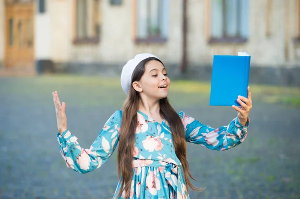 Dívka student inspiroval čtení recitovat poezii, literatura koncept lekce — Stock fotografie