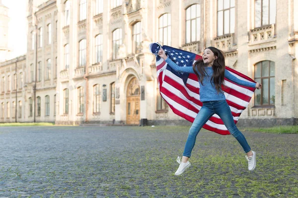 Bambina con bandiera americana all'aperto sfondo architettura, scoprire concetto USA — Foto Stock