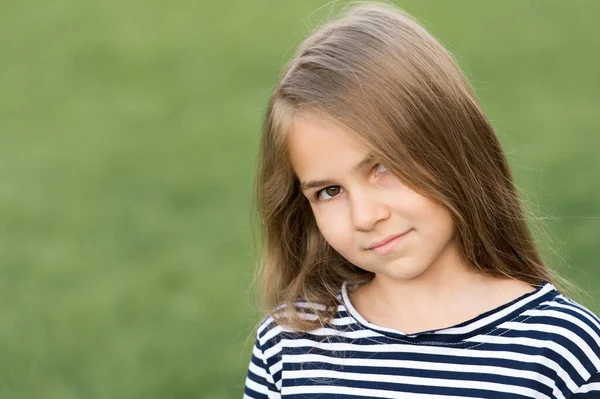 Salon zorgt voor jou en je haar. Klein kind draagt lang kapsel buiten. Kapsalon. Schoonheidssalon. Professionele haarverzorging. Kinderen kapper. Shampoos en conditioners. Op zoek naar kapper, kopieerruimte — Stockfoto