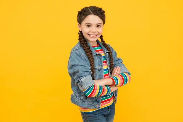 Joyeux petite fille avec des tresses porter des vêtements en denim, cool concept adolescent — Photo