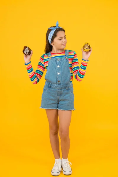 Pequena menina doce cupcakes muffin food, conceito de loja de padaria — Fotografia de Stock