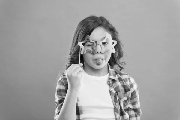 Me siento juguetón. mostrando tonalidad en gafas. niña pequeña prefecto moda casual. niño feliz en gafas de fiesta graciosas. colegiala divirtiéndose. felicidad infantil. niño en estado de ánimo lúdico y positivo — Foto de Stock