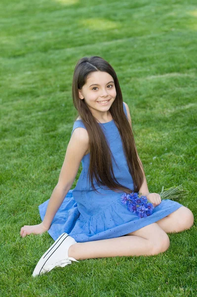 Vestido azul niña relajar campo verde con flores de maíz frescas, unido con el concepto de la naturaleza — Foto de Stock