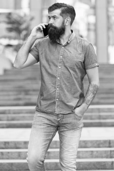 Vida moderna. Chame um táxi. Comunicação móvel. Entendi. Conversa de negócios. Homem com smartphone. Homem elegante e bonito com cerdas ao ar livre. Homem vestindo camisa casual segurar smartphone. Negócios ágeis — Fotografia de Stock