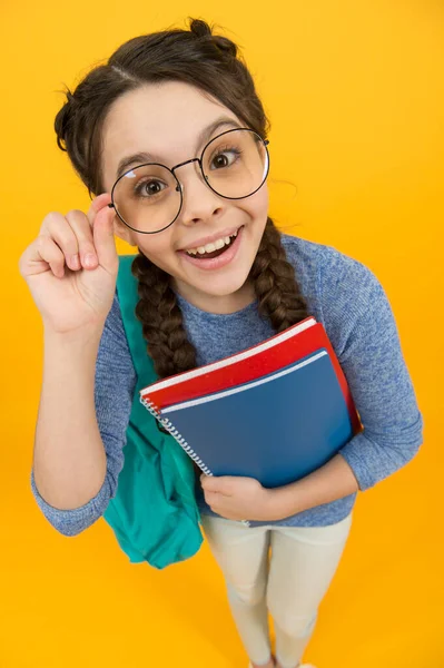 Μαθήτρια του σχολείου, μικρό κορίτσι που πηγαίνει στην ημέρα της γνώσης του σχολείου, στην ευχάριστη θέση να σας δούμε έννοια — Φωτογραφία Αρχείου