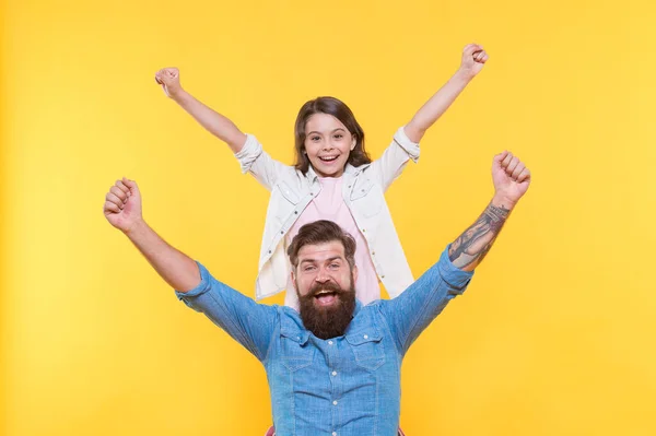 Vader en gelukkig dochtertje hebben plezier, echt geluk concept — Stockfoto