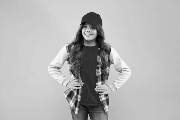 Chico de mente abierta. ¿Cómo estás? Cara sonriente de niño. La colegiala usa gorra. Chica adolescente en estilo casual. Felicidad infantil. Chica feliz con el pelo rizado usando gorra. Chica sociable extrovertida. Haciendo amigos —  Fotos de Stock