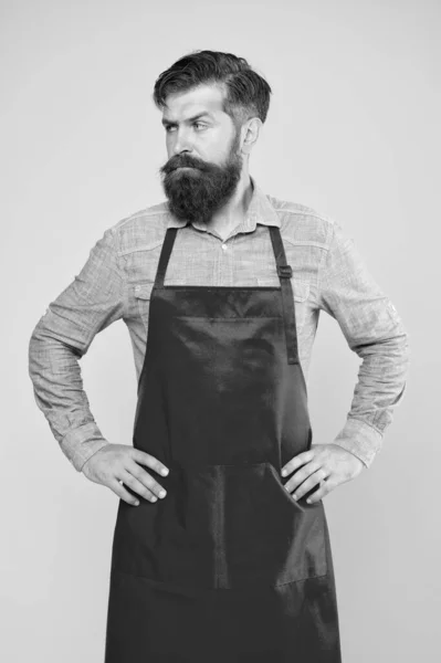 Thuis aan het koken. Helpen in huis. Een man met baard in kokkin uniform. Rijpere winkelassistent. Chef in rood schort. Restaurant personeel. Kookhobby. Veel bezorgdag opties. Hele familie zou genieten — Stockfoto