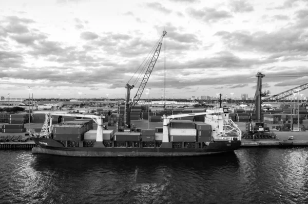 Miami, USA - 01 mars 2016: Containership in cargo port. Fartyg med last på molnig himmel. Containrar staplade på däck. Heinrich J ST Johns. Koronasällskap. Sjötransport och transport — Stockfoto