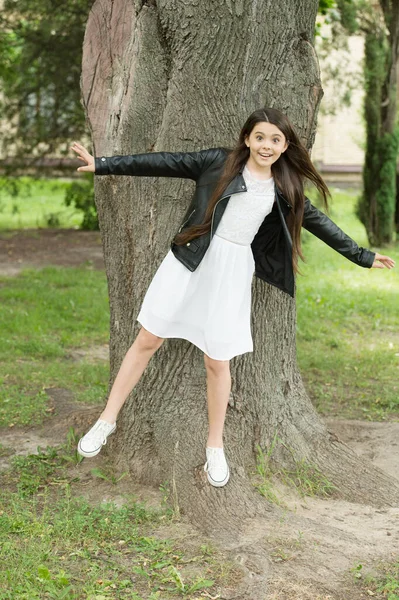 ヒップスター女の子リラックス公園の木の幹地殻の背景、楽しい概念を持っている — ストック写真