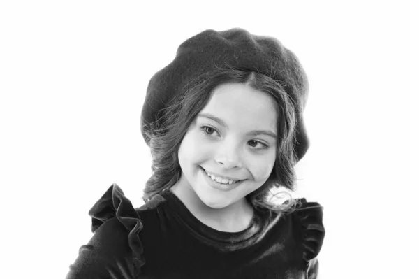 Modeportret van modieus meisje met trendy hoed. mooi gelukkig lachend meisje. Een kind uit Parijs. Een Frans kind. Parijse baret. Schattig meisje met donker haar. Stijlvolle brunette — Stockfoto