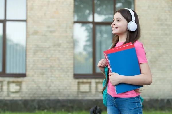 Studentessa adolescente con cuffie stereo nuova tecnologia, secondo il concetto di oggi — Foto Stock