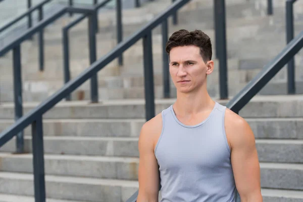 Retrato de un joven sano parado al aire libre. Mantenerse en forma y saludable. Mente y cuerpo en armonía. listo para el entrenamiento de la mañana. Ejercicio en el aire fresco. Arréglalo. deporte es el mejor hobby nunca — Foto de Stock