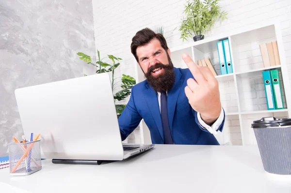 Hombre agresivo director de trabajo en línea portátil moderna oficina, odio y desdén concepto —  Fotos de Stock