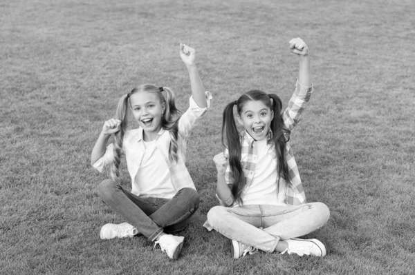 Celebremos. Los niños felices hacen gestos ganadores. Los niños pequeños celebran en la hierba verde. Celebrando la victoria. Celebración de fiestas. Diversión y alegría. Sal y festeja. Celebra el verano conmigo —  Fotos de Stock