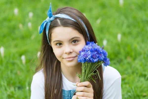 Niña aciano ramo de flores saludos de vacaciones, concepto de vacaciones de verano —  Fotos de Stock