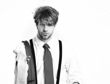 Sakallı, maço, beyaz tenli, renkli kravatlı bir adam.