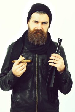 Sakallı, Kafkas hippisi elinde şişe, puro içiyor.