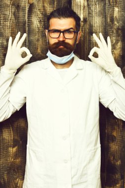 Kaba sakallı Kafkas doktor ya da eldivenli lisansüstü öğrencisi