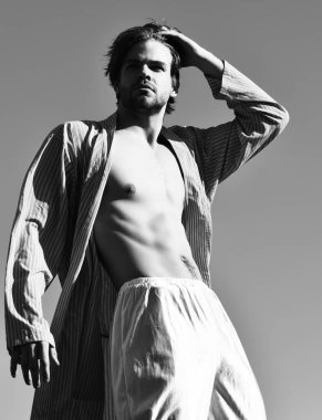 Mavi çizgili pijamalı beyaz maço.