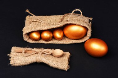 Çuval bezlerinde altın rengine boyanmış geleneksel yumurtalar.