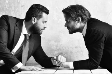 Avukatlar bilek güreşi yapıyor. Liderlik ve rekabet kavramı