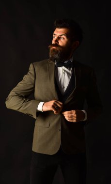 Meraklı yüzlü bir işadamı ceketini çözdü. İş ve klasik stil kavramı.