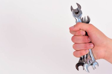 Beyaz arkaplan mühendisliği kavramına karşı izole edilmiş araç.