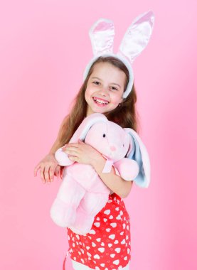 Tavşan kulaklıklı gülen çocuk doğurganlık ve yeni yaşam konsepti.