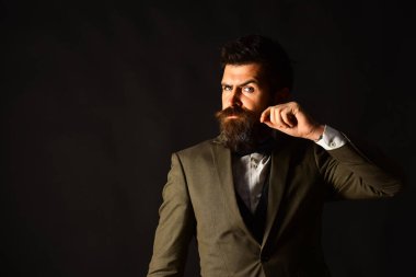 İş ve klasik tarz konsept. Eski moda şık takım elbiseli adam.