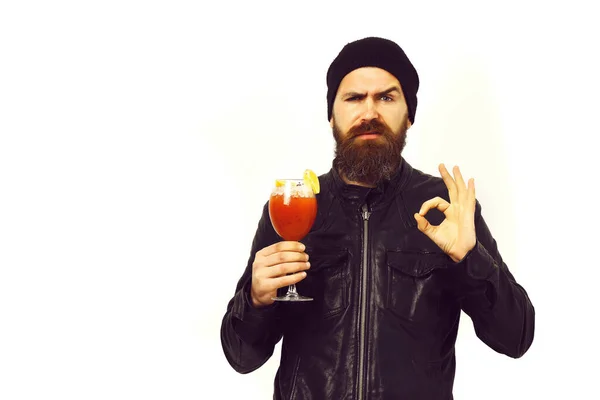 Brutale blanke hipster met alcoholische drank of verse cocktail — Stockfoto