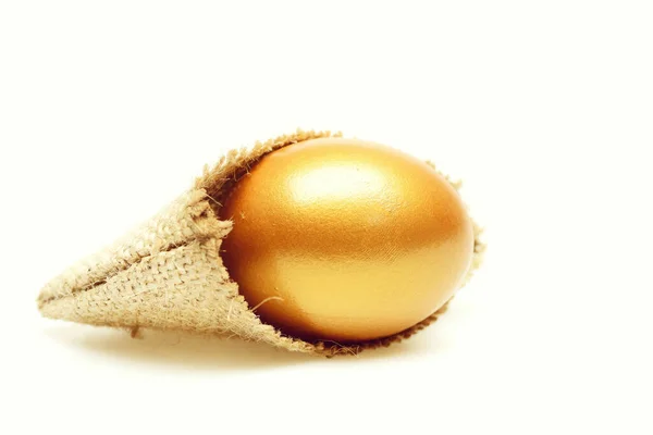 Huevo tradicional pintado en color dorado en la bolsa de arpillera —  Fotos de Stock