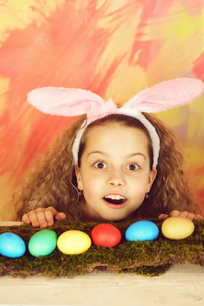 快乐的东方姑娘，长着五彩缤纷的蛋，长着一双小兔子耳朵 — 图库照片