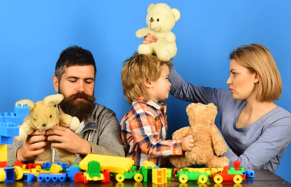 Mateřská škola a rodinný koncept. Rodina se šťastnými tvářemi — Stock fotografie