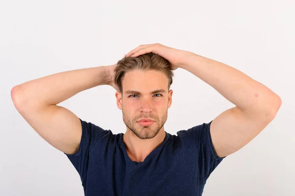 Hombre de pelo rubio sobre fondo blanco . — Foto de Stock