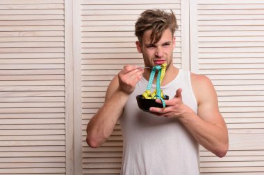 Kilo yönetimi ve diyet konsepti. Tiksinmiş yüz ifadesi olan adam.