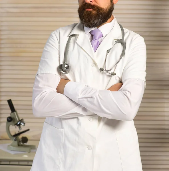 Lekarz w białym płaszczu medycznym trzyma ręce skrzyżowane. — Zdjęcie stockowe