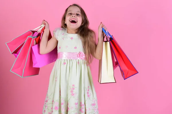 Zakupy i dzieciństwo. Lady shopper w sukience — Zdjęcie stockowe