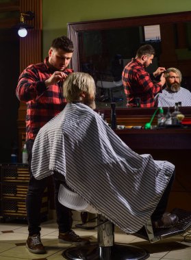 Saçları boyalı adam. Berber berber dükkanı. Makas kesme. Saç kesimi kafa şekli için. Hippi saç tıraşı oluyor. Profesyonel kozmetik. Kuaför aletleri. Saç uzunluğu fiyatı belirlemiyor