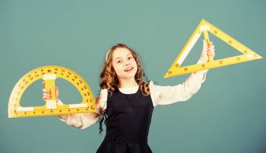 Mutluyum. Küçük kız okula geri döndü. Matematik dersi. Eğitim ve bilgi. BTMM okul disiplini. Büyük hükümdarları olan öğrenci kız. Okul öğrencisi geometri öğreniyor