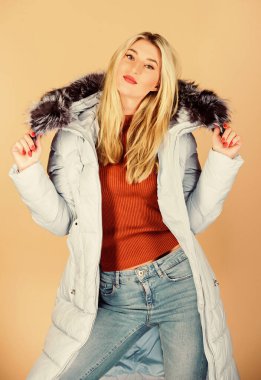 Keyfim yerinde. Yastıklı, kalın paltolu kadın. Soğuk algınlığı. Mevsimlik moda. Mutlu kış tatilleri. Kış kıyafetleri içinde güzellik. Soğuk sezon alışverişi. Kabarık ceketli kız. Sahte kürk modası