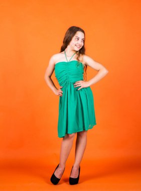 Genç ve güzel. Yaz ve bahar moda konsepti. Model pozu. Moda tarzı. Zarif bir resmi görünüş. Elbise giymiş şık bir kız çocuğu. Stüdyoda poz veren şık şirin çocuk.