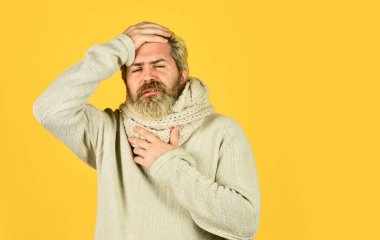 Sakallı hippi hasta. Çin 'den gelen koronavirüs. Virüs enfeksiyonunu önlemek. Soğuk algınlığı olan bir adam. İlk belirtiler öksürük ve burun akıntısı. Vahşi erkek kışın grip olur. Örgü kıyafetle ısıt. Boşluğu kopyala