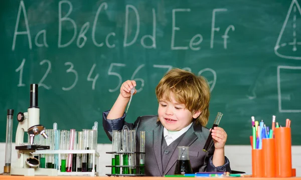 Sökandet efter nya professionella lösningar. En liten pojke i laboratoriet. Lilla pojkens biologiska utbildning. Skolans bilogilaboratorium. Laboratorieutrustning för biologiska skolor. Bilogilabbet. Tillbaka till skolan — Stockfoto