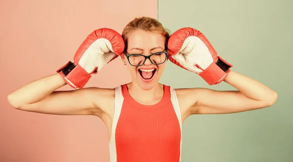 Força e equilíbrio intelectual. Saiba como me defender. Uma rapariga de sucesso. Uma mulher de sucesso. Inteligente forte e sexy. Super conceito de mulher. Uma mulher bem-sucedida. Luvas de boxe mulher ajustar óculos — Fotografia de Stock