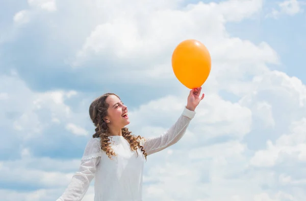 Ideje szórakozni. nyári ünnepek. Nemzetközi Gyermeknap. Boldog gyermek színes léggömbökkel a kék ég háttér felett. kifejezni pozitív érzelmeket. Csak érezd jól magad. szabadság — Stock Fotó